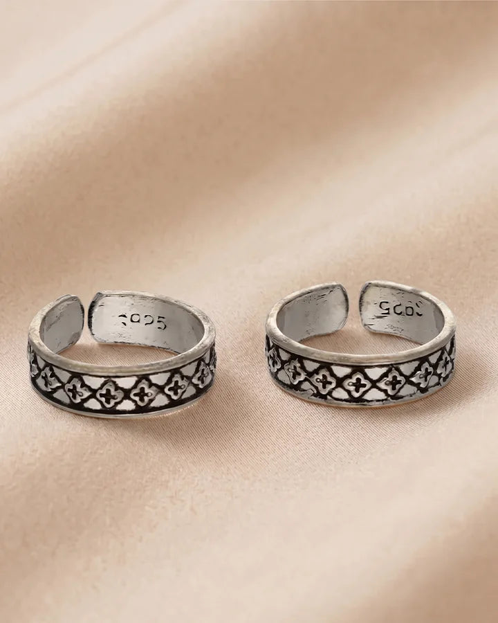 Petal Toe Rings in 92.5 Silver