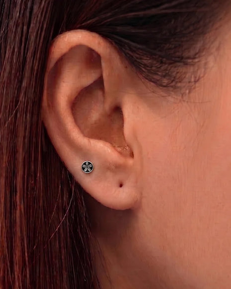 Kaali Pushp Studs 92.5 Silver