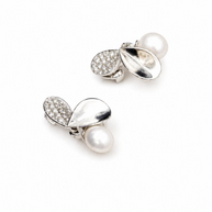 Pearl hanging earring in 92.5 Silver