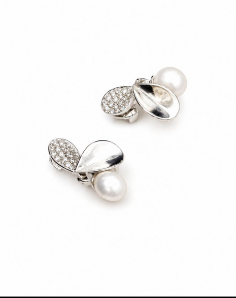 Pearl hanging earring in 92.5 Silver